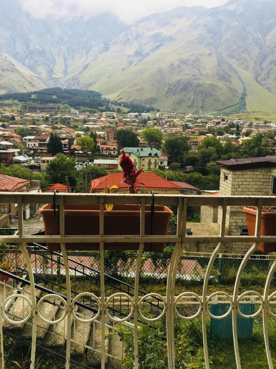 Maia's Guest House Gergeti Kazbegi Exterior foto